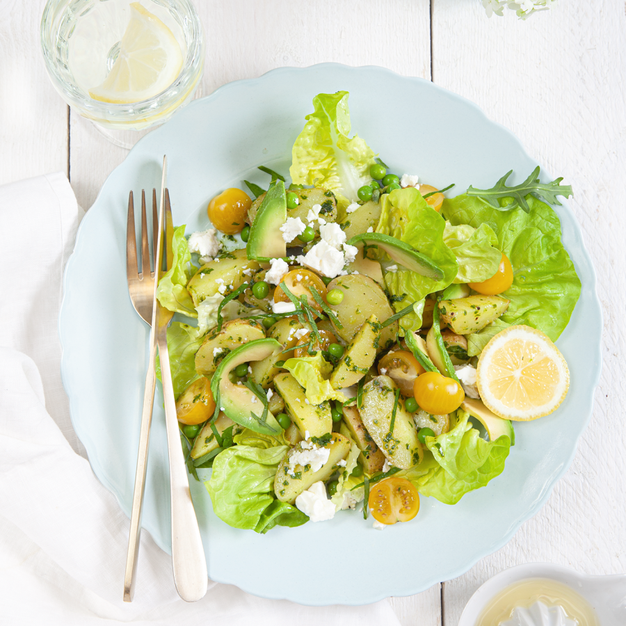 Lentesalade met kropsla, jonge krieltjes, doperwtjes en avocado
