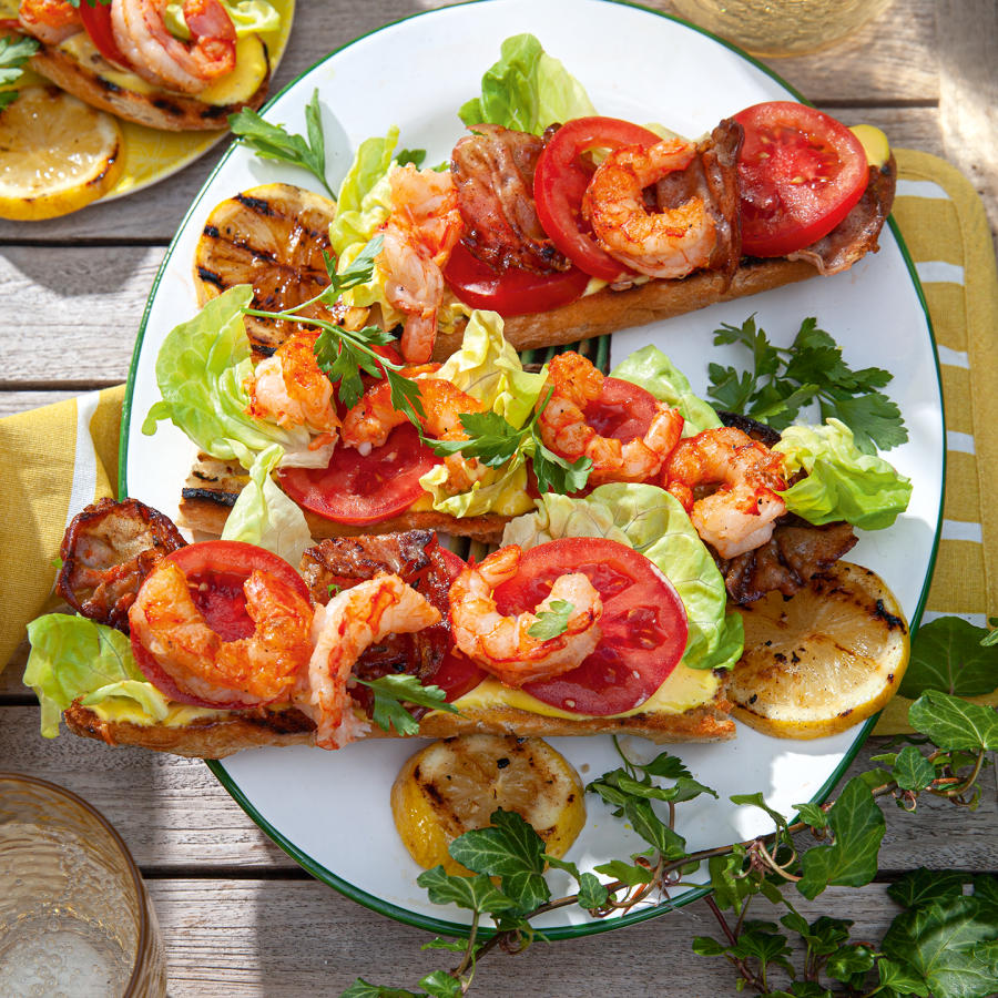 Gamba salade met gegrild stokbrood, crispy bacon en gegrilde citroen