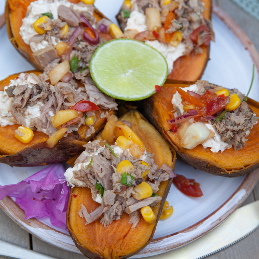 Halve zoete aardappel met tonijn