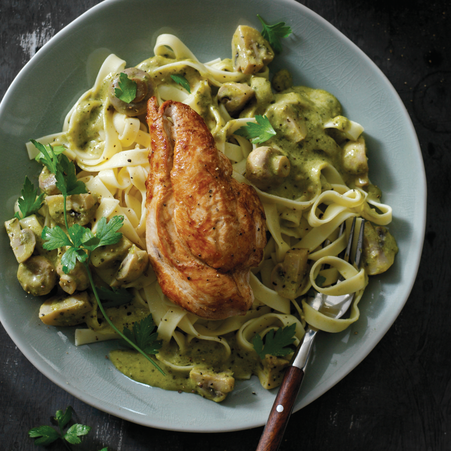 Pasta pesto met kip en champignons