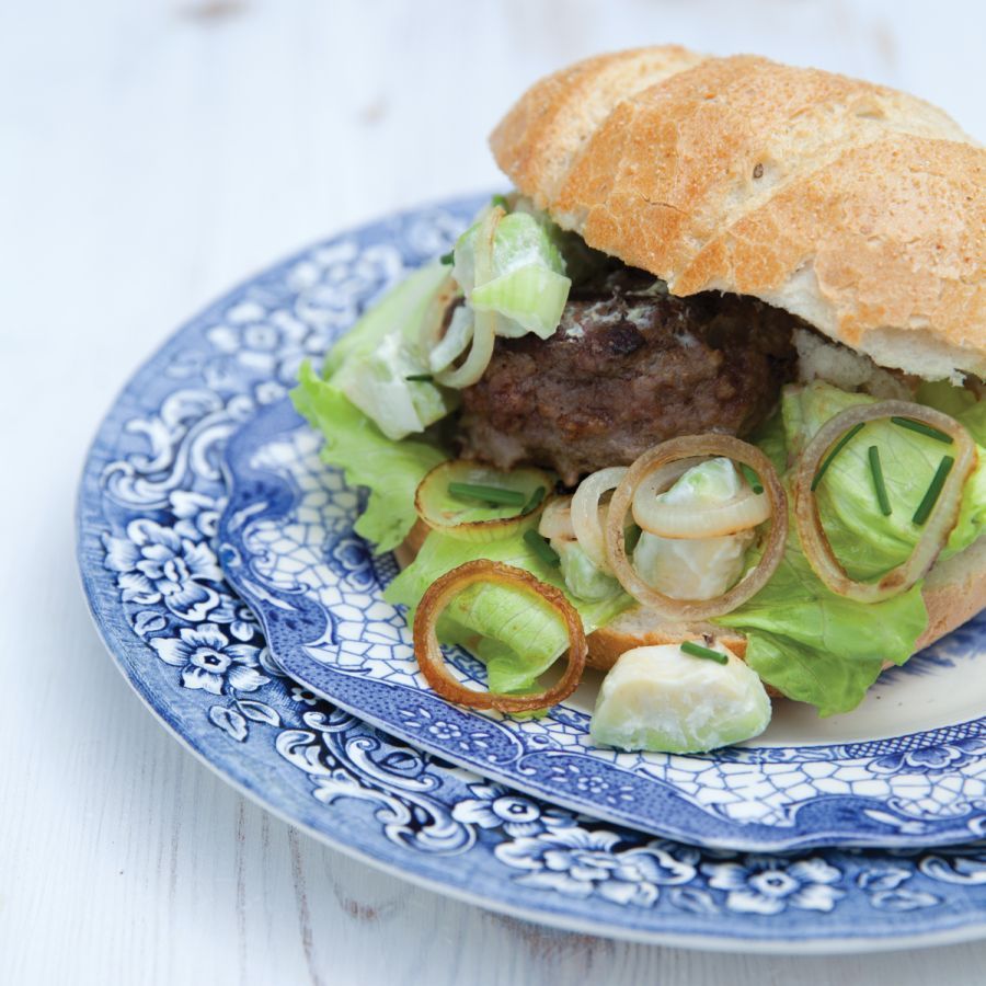 Hamburger met avocadosalade