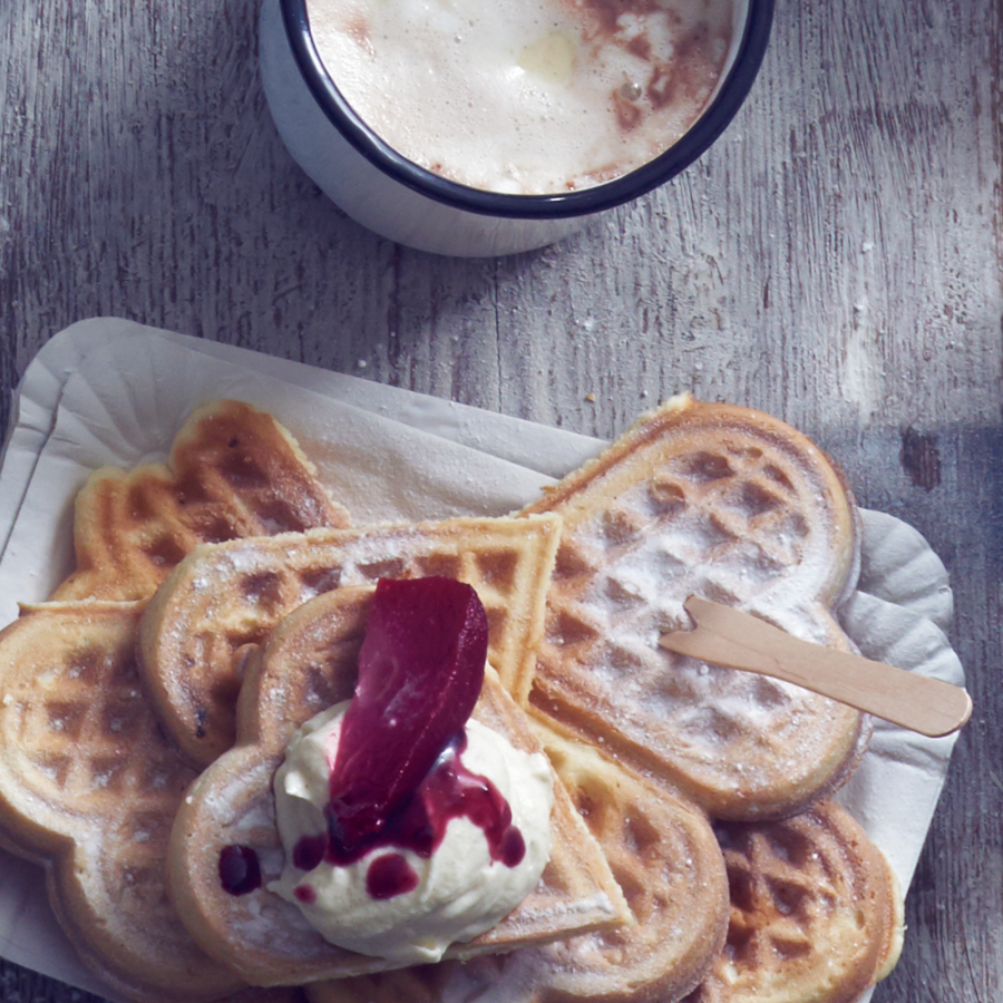 Huisgemaakte wafels met stoofperen en kaneelroom
