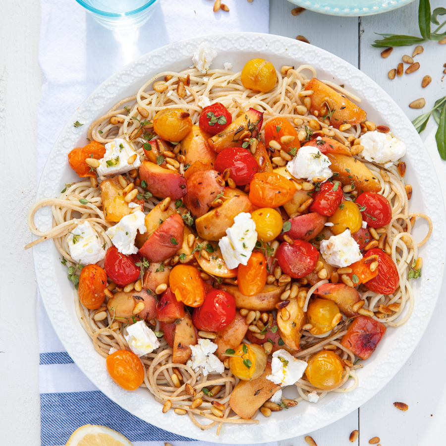 Pastasalade met gebakken nectarines, feta en kerstomaatjes