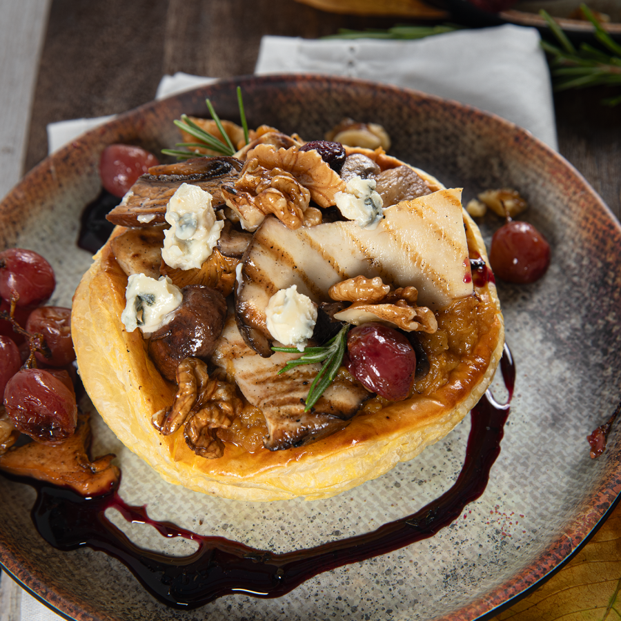 Hartige taartjes met pompoenpuree, gegrilde paddenstoelen gebakken druiven en walnoot