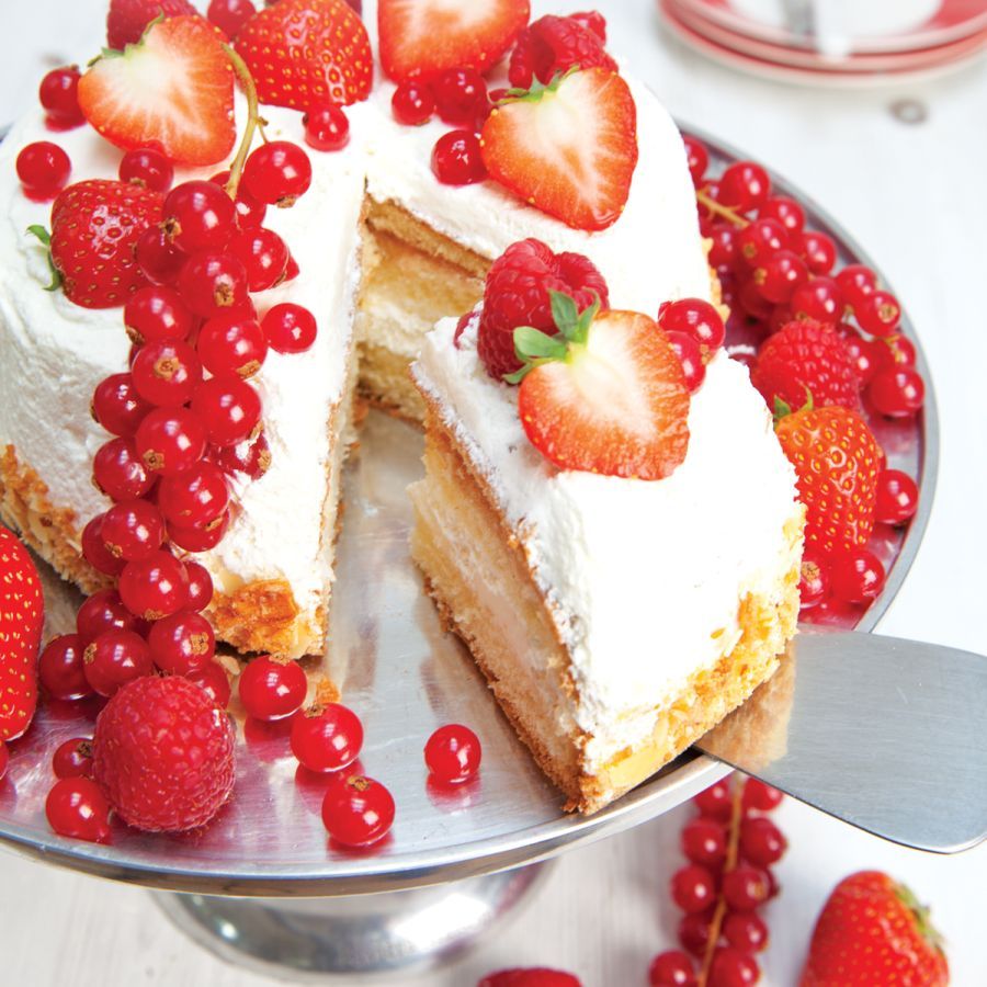 Slagroomtaart met rood fruit