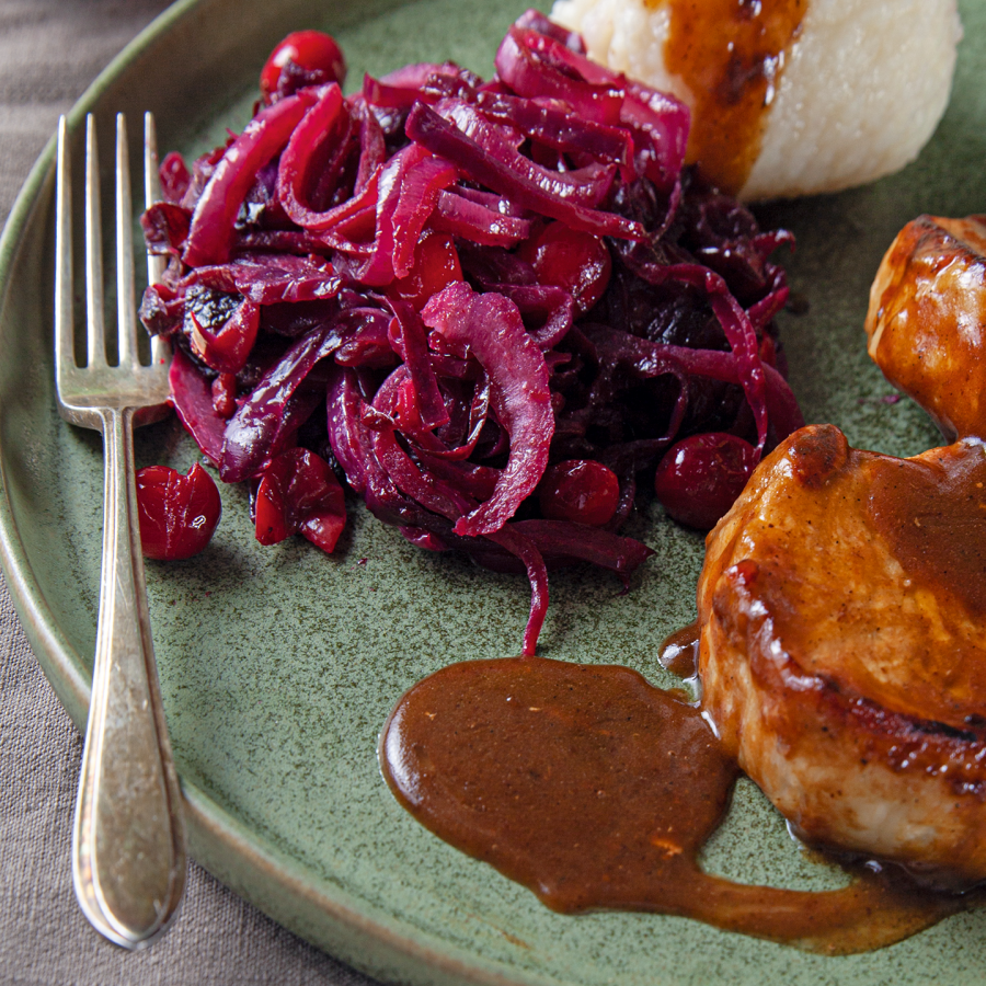 Gestoofde rode kool met cranberries, kruidnagel, filetlapje en knoedel 