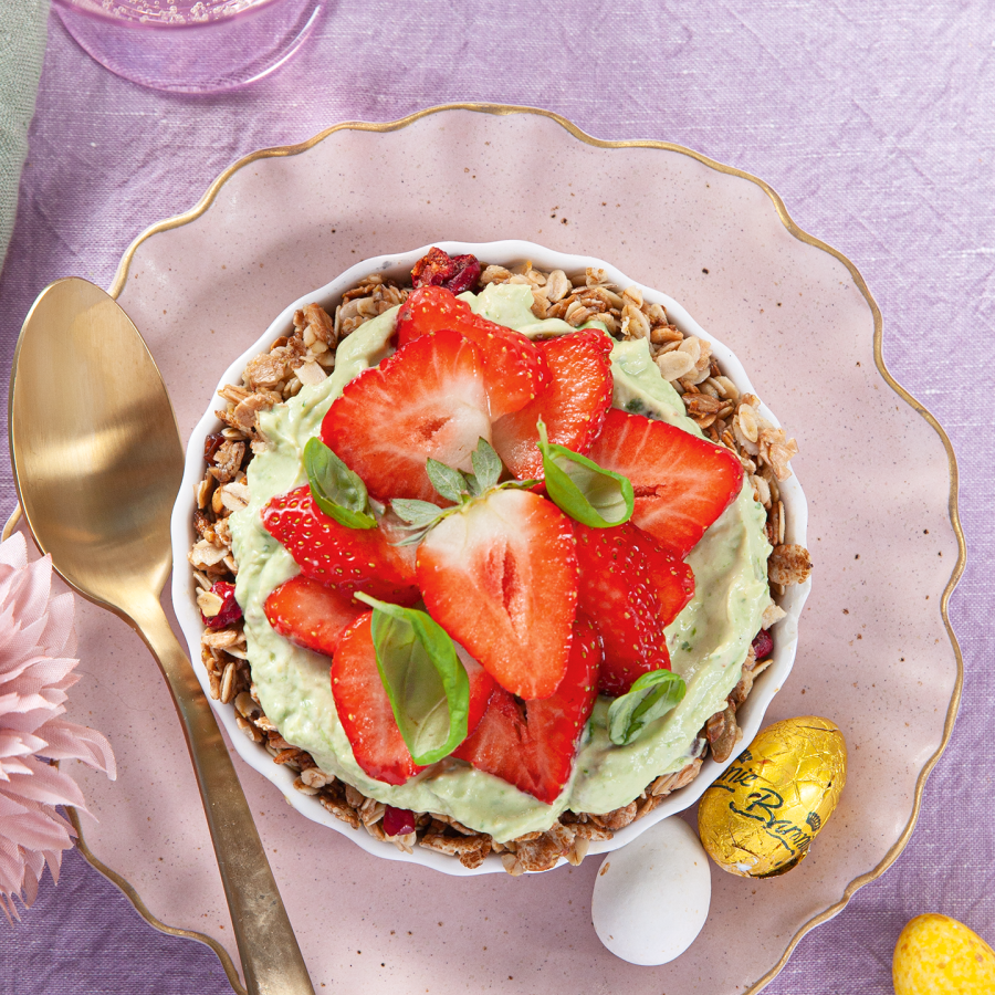 Ontbijtaartjes met havermout, avocado, kokosyoghurt en aardbeien