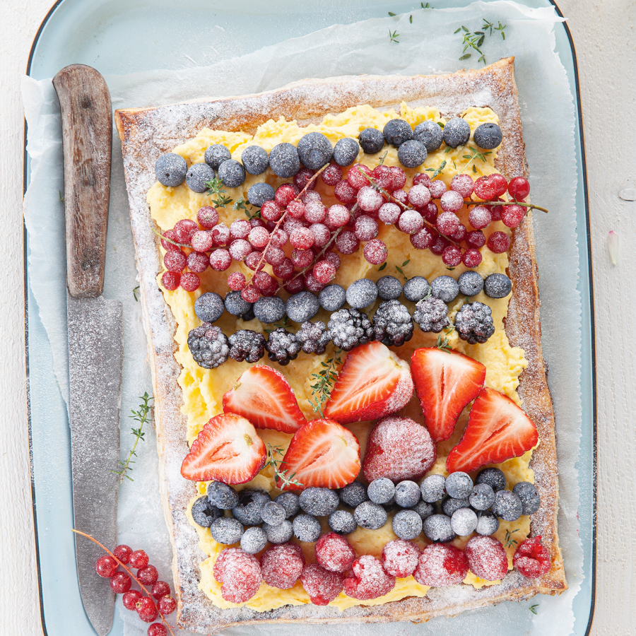 Feestelijke taart met banketbakkersroom en zacht fruit