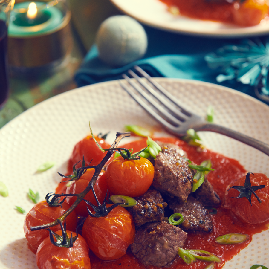 Biefstuk puntjes met geroosterde paprika saus en geroosterde kerstomaat aan tak