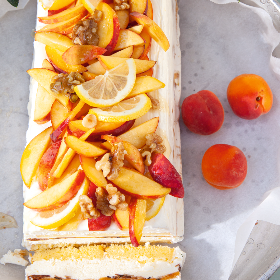 Griekse ijscake met perziken