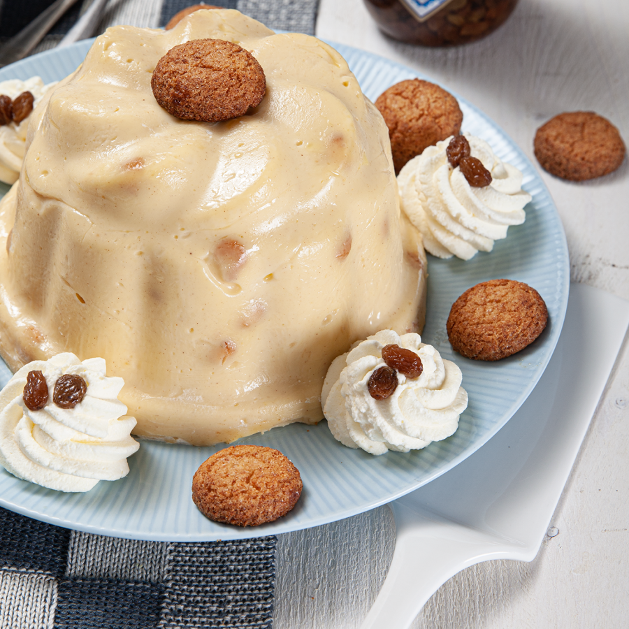 Bitterkoekjespudding met slagroom en boerenjongens