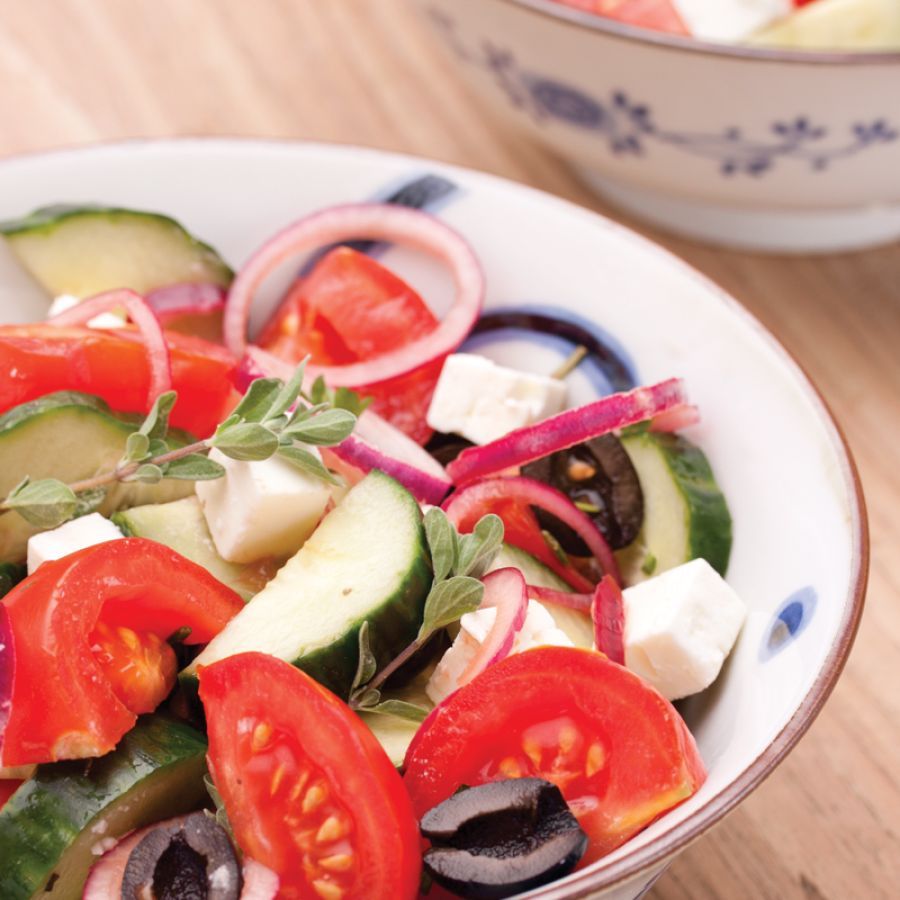 Griekse salade met gemarineerde uien