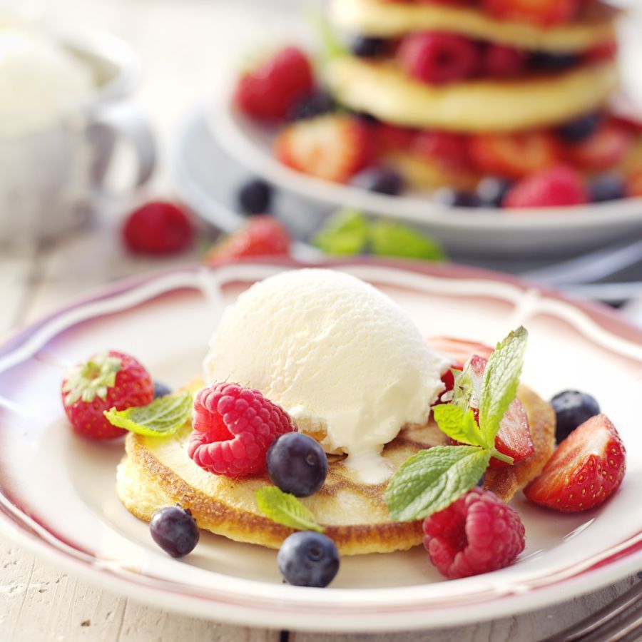Pannenkoekjes met vers fruit en ijs