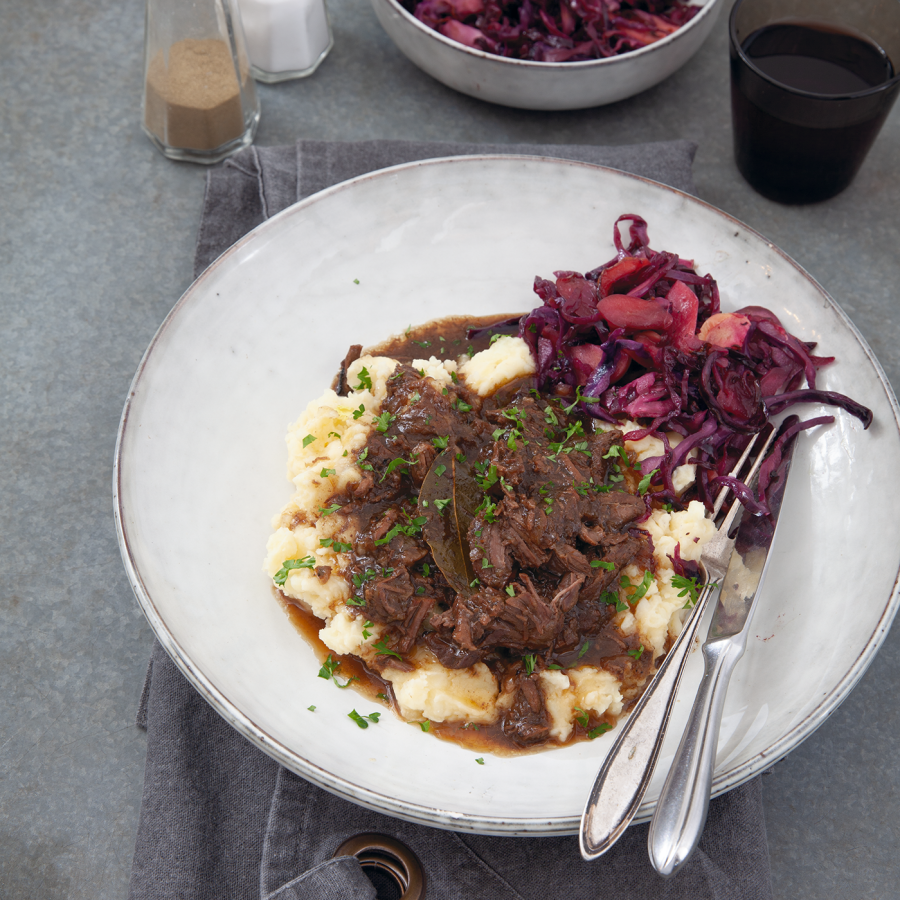 Hachee met aardappelpuree en rodekool