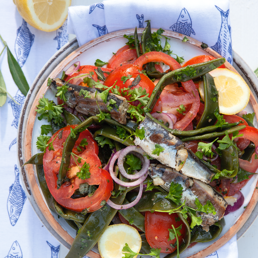 Griekse snijbonensalade met tomaat en sardientjes