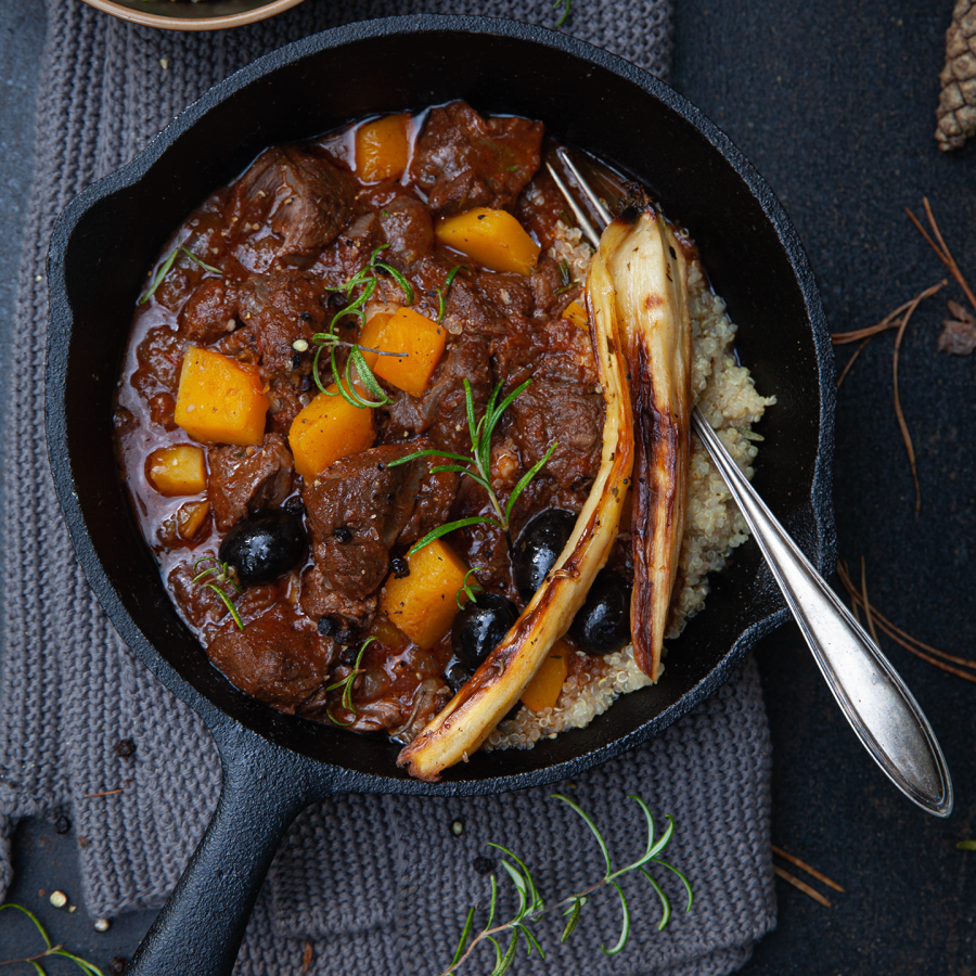 Runderlapjes met pompoen, kaneel en zwarte olijven