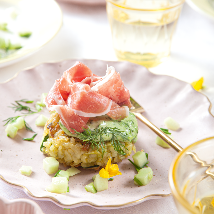 Risotto koekjes met dragon mayonaise en rauwe ham