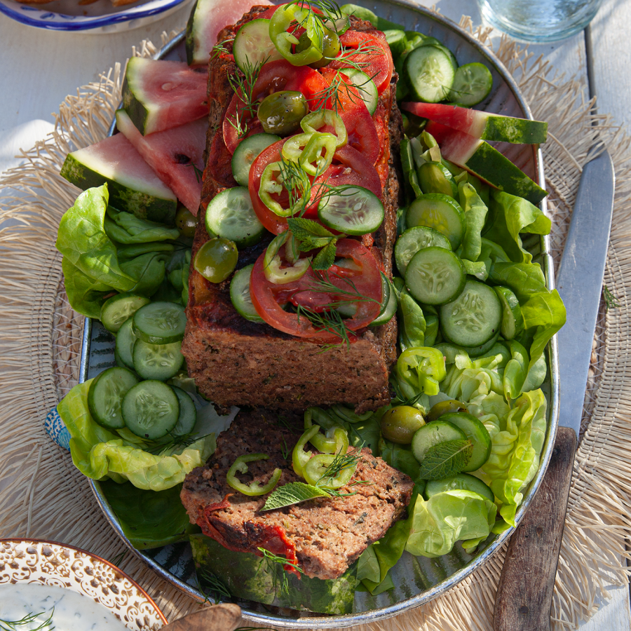 Mediterraans gehaktbrood met olijven, granen en noten