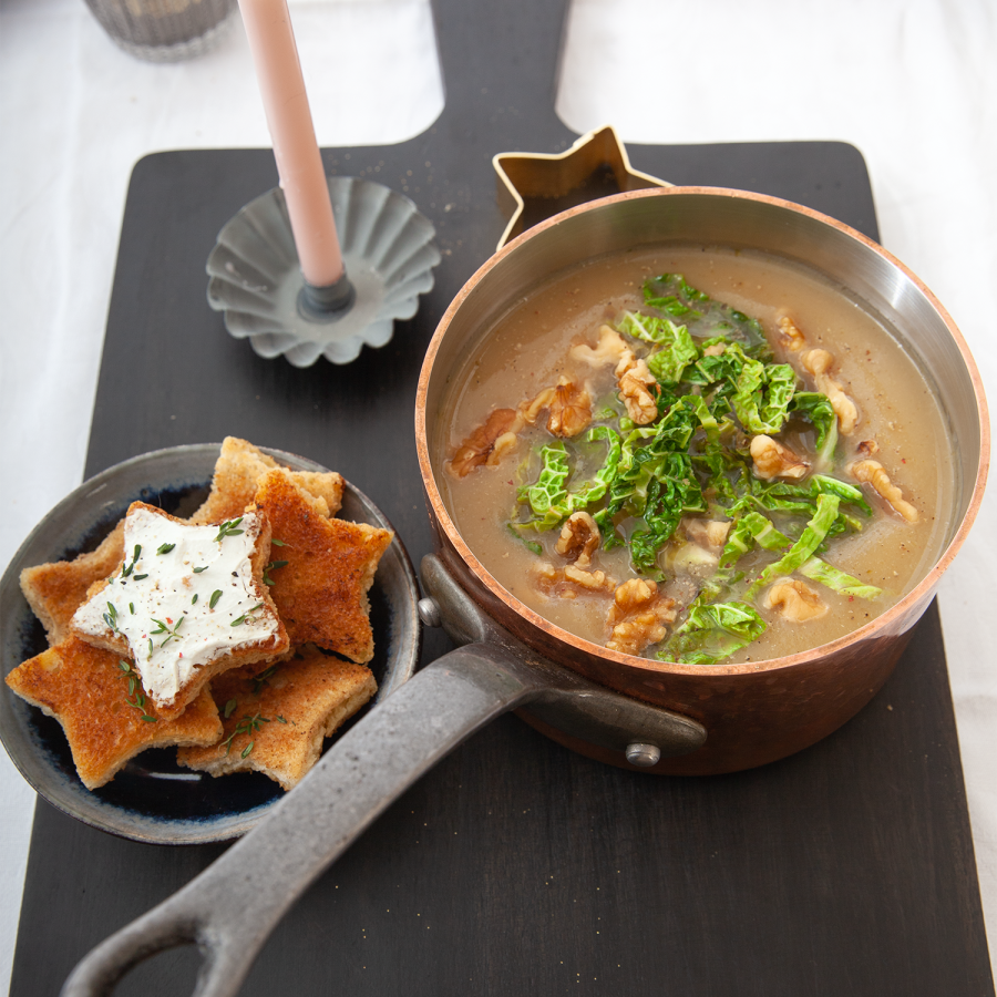 Aardperensoep met gember, groene kool en walnootjes