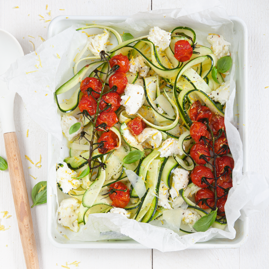 Courgette tagliatelle met citroen, geroosterde kerstomaatjes en mozzarella