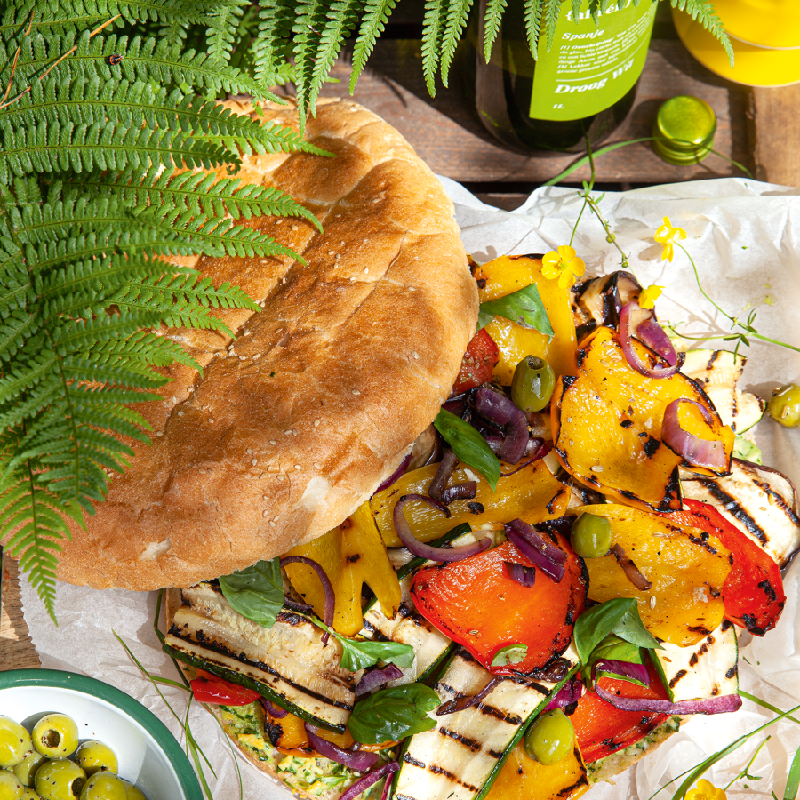 Gevuld Turks brood met gegrilde groenten en pesto roomkaas
