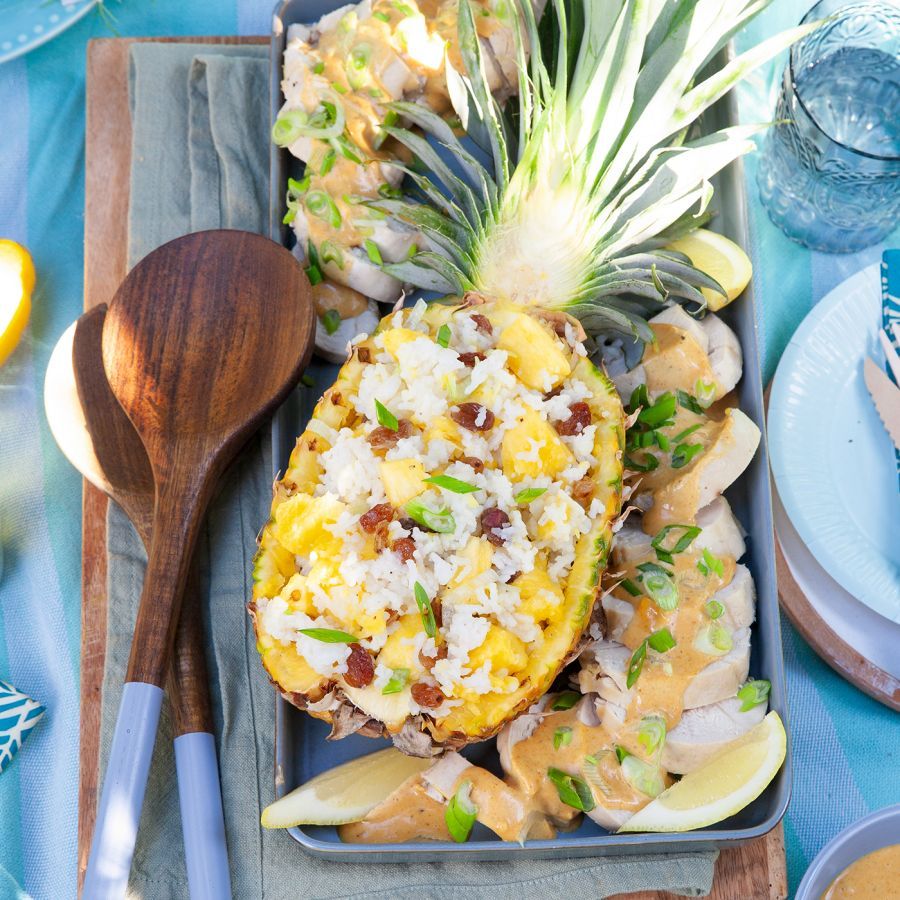 Rijstsalade met verse ananas en kip