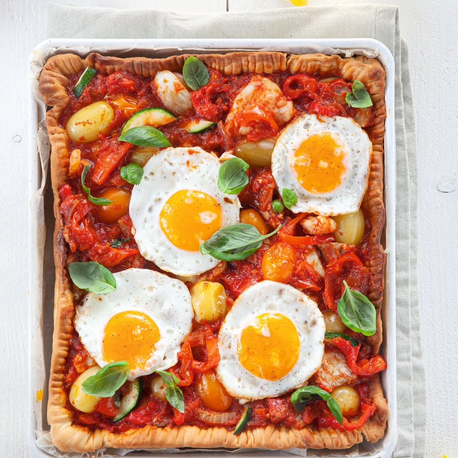 Shakshuka met witvis en spiegelei op hartig taartdeeg