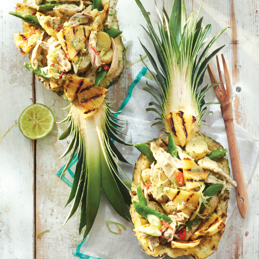 Gegrilde ananas salade met krieltjes, kip en kokosdressing. 