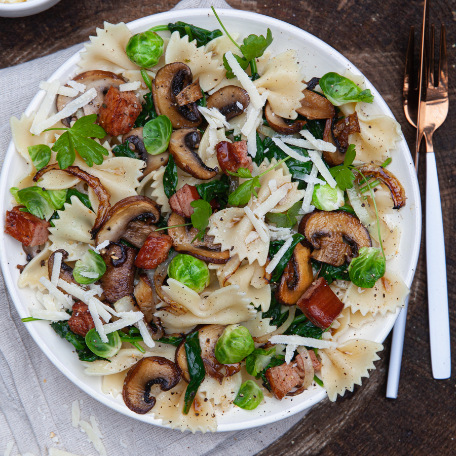 Farfalle met kastanjechampignons, spruitjes en spekjes