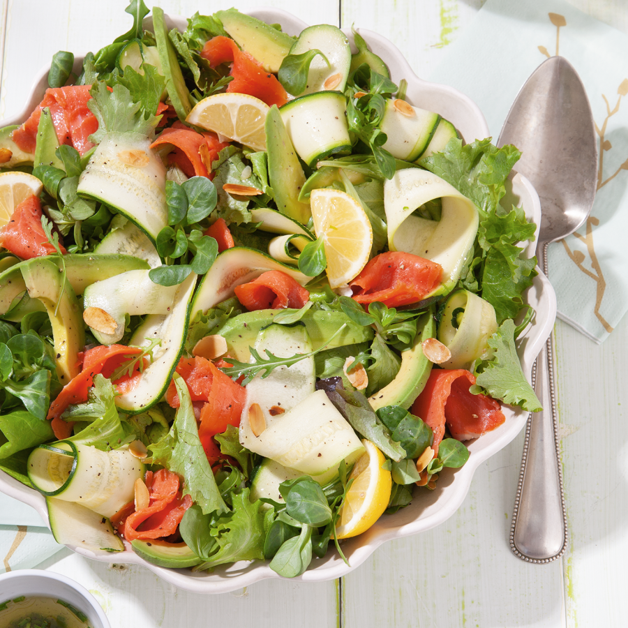 Groene salade met gerookte zalm