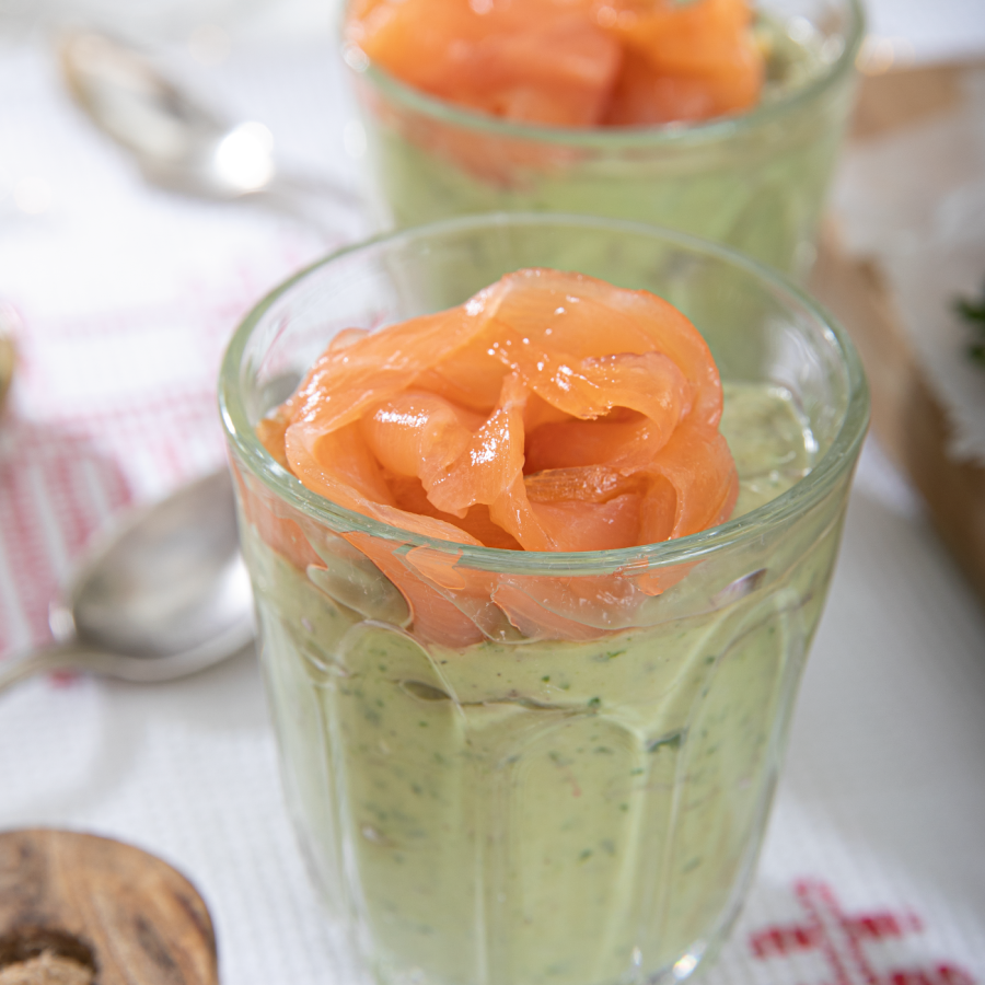 Avocado limoen mousse met roos van zalm