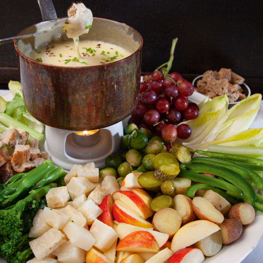 Hollandse kaasfondue met komijnzaadjes en bieslook