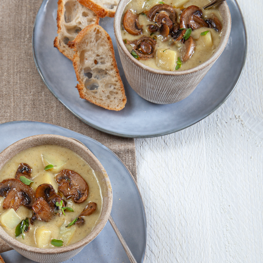 Aardappelsoep met uien, kool, champignons en stokbrood.