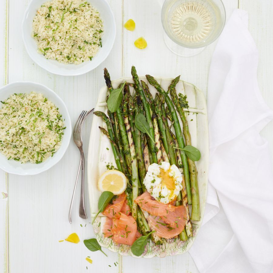 Gegrilde groene asperges met zalm en gepocheerd ei