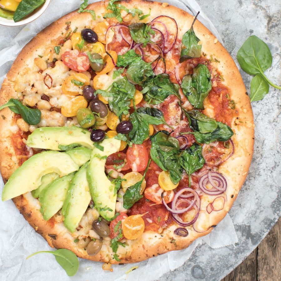 Pizza met witte bonen, avocado en spinazie
