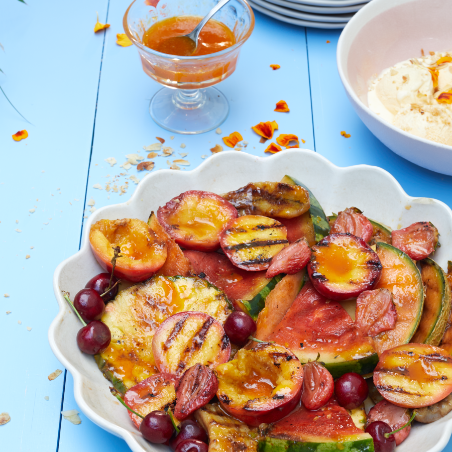 Geroosterd zomerfruit met vanille-sinaasappelsiroop en amandelen