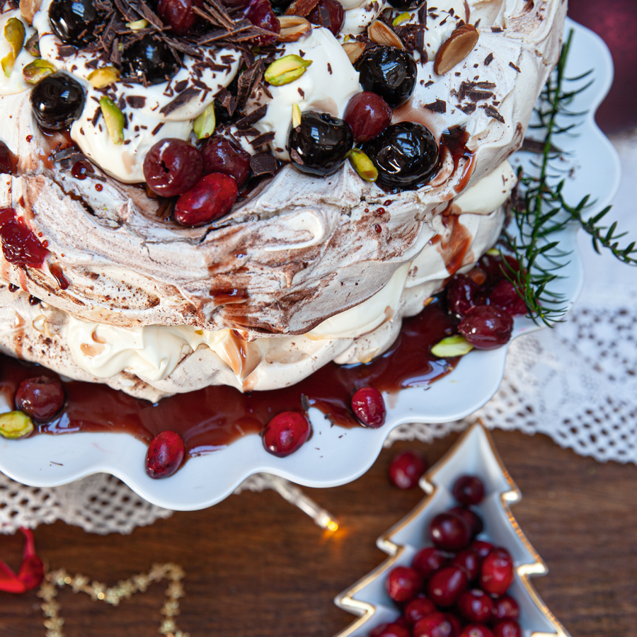 Pavlova met pure chocolade, port en kersen