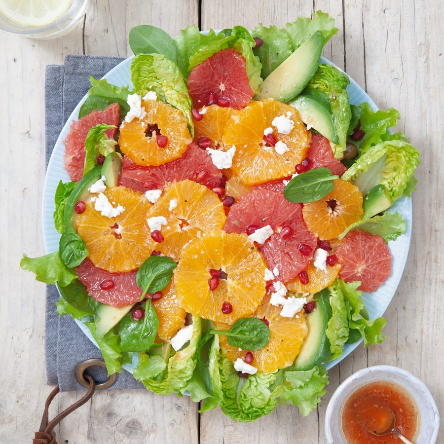 Groene salade met avocado, geitenkaas en citrusfruit