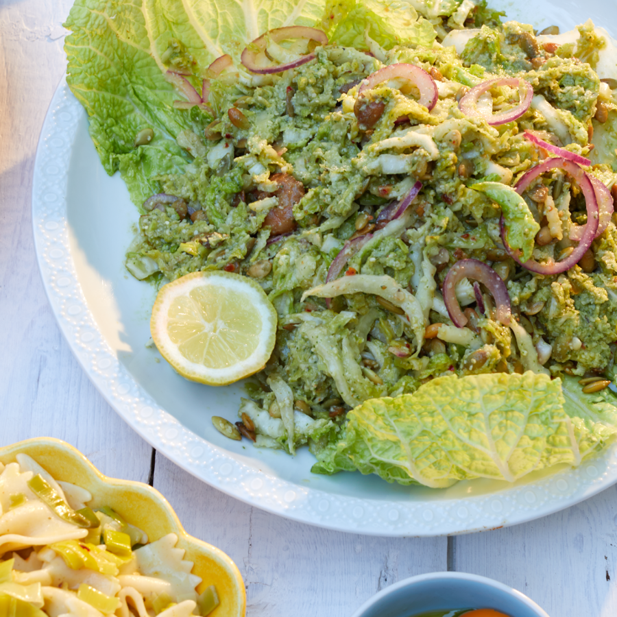 Chinese koolsalade met koriander, pesto en pijnboompitten