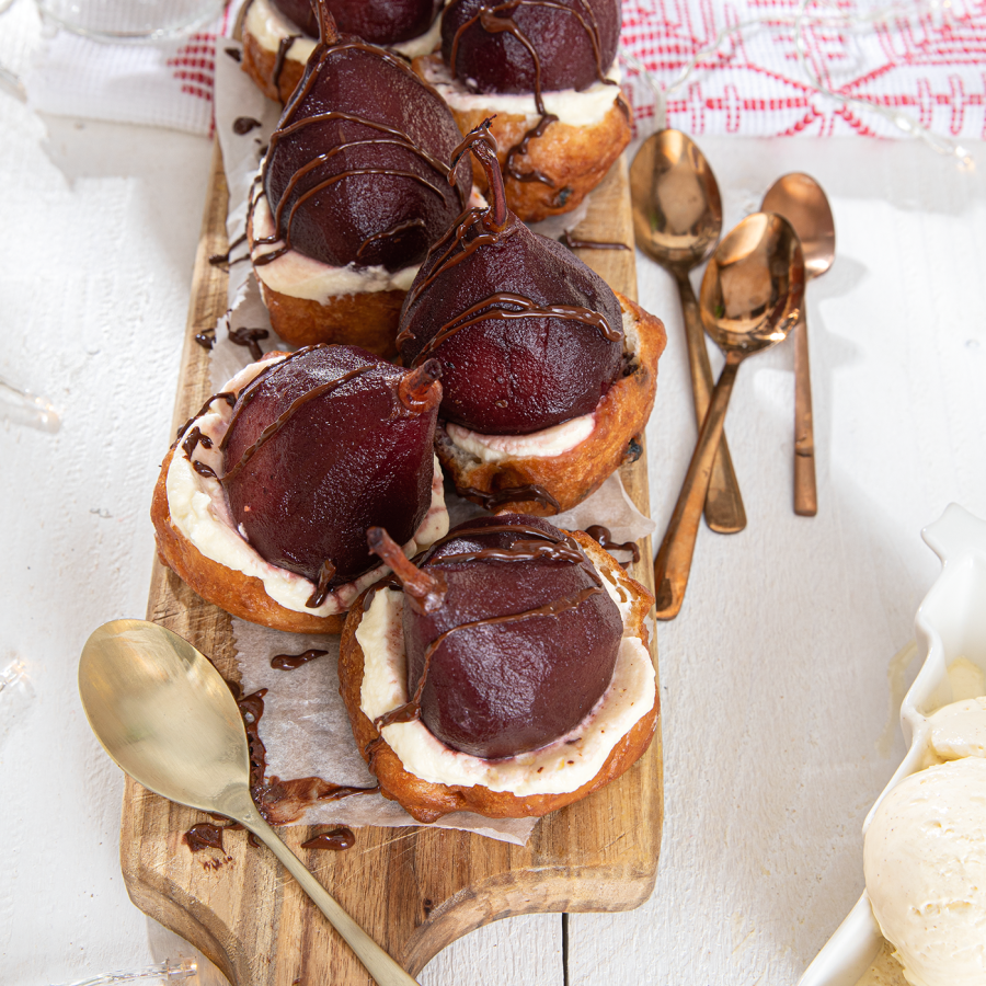Gevulde oliebol met room, kruidig stoofpeertje en pure chocolade