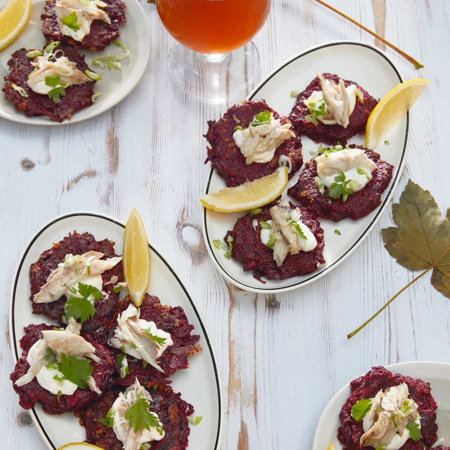Beignets van rode bieten met makreel