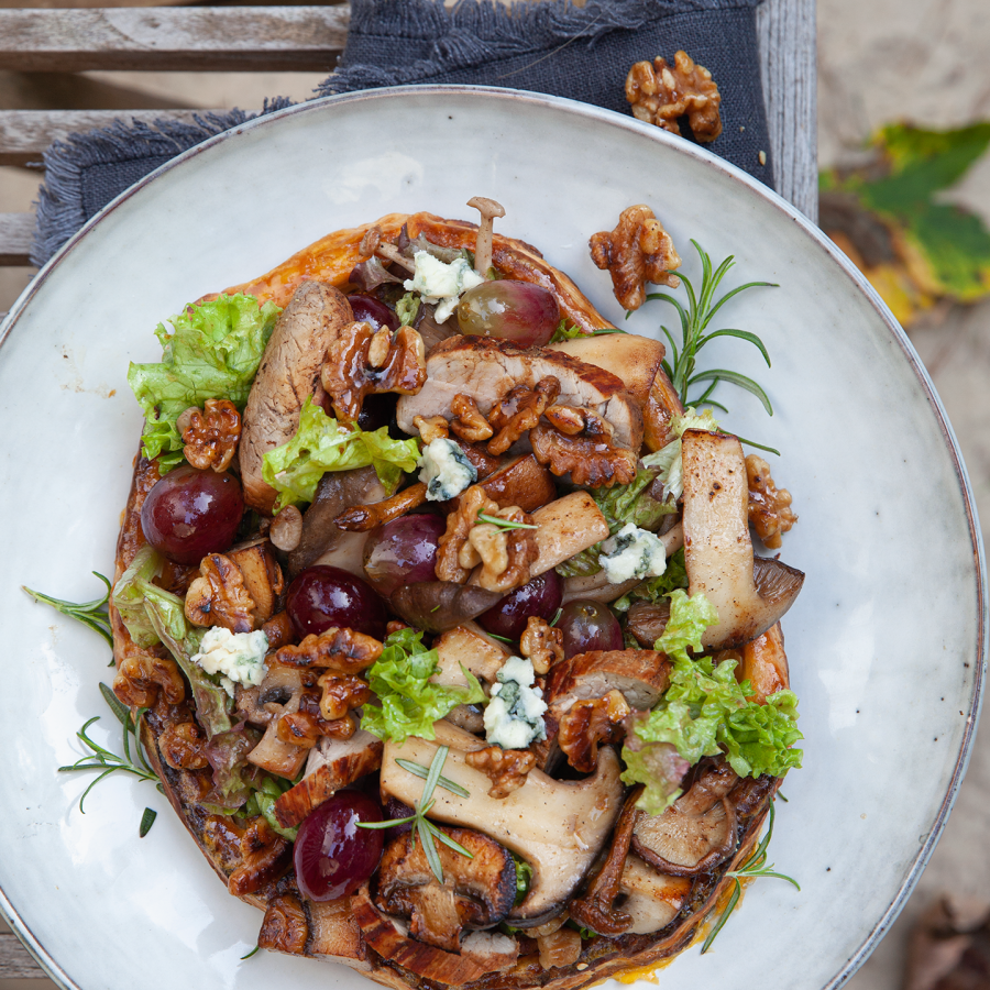 Herfstsalade met varkenshaas, paddenstoelen, knolselderij, blauwe kaas en noten in bladerdeeg