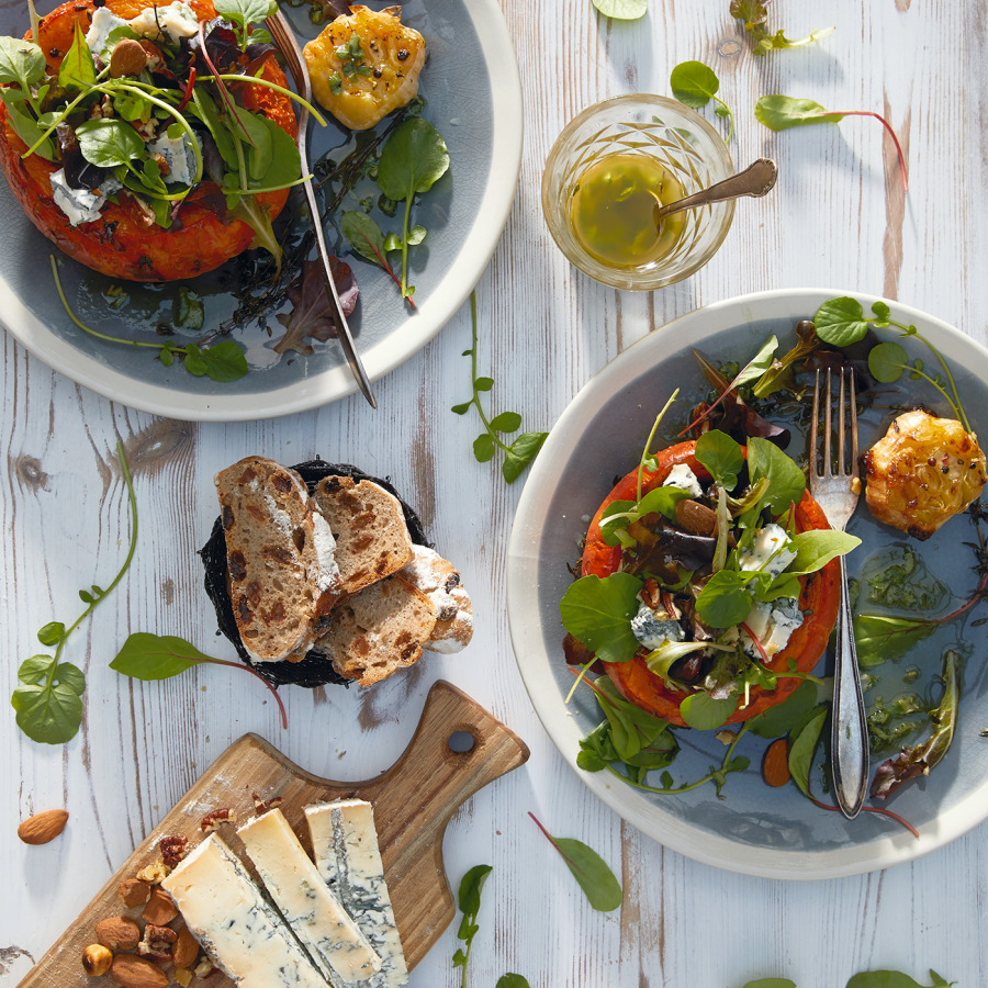 Kleine pompoentjes uit de oven gevuld met groene salade