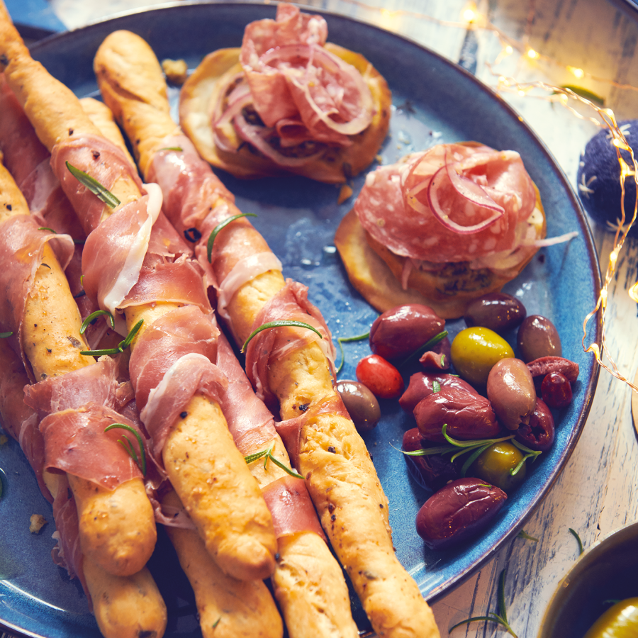 Huisgemaakte broodstengels met rozemarijn en serannoham