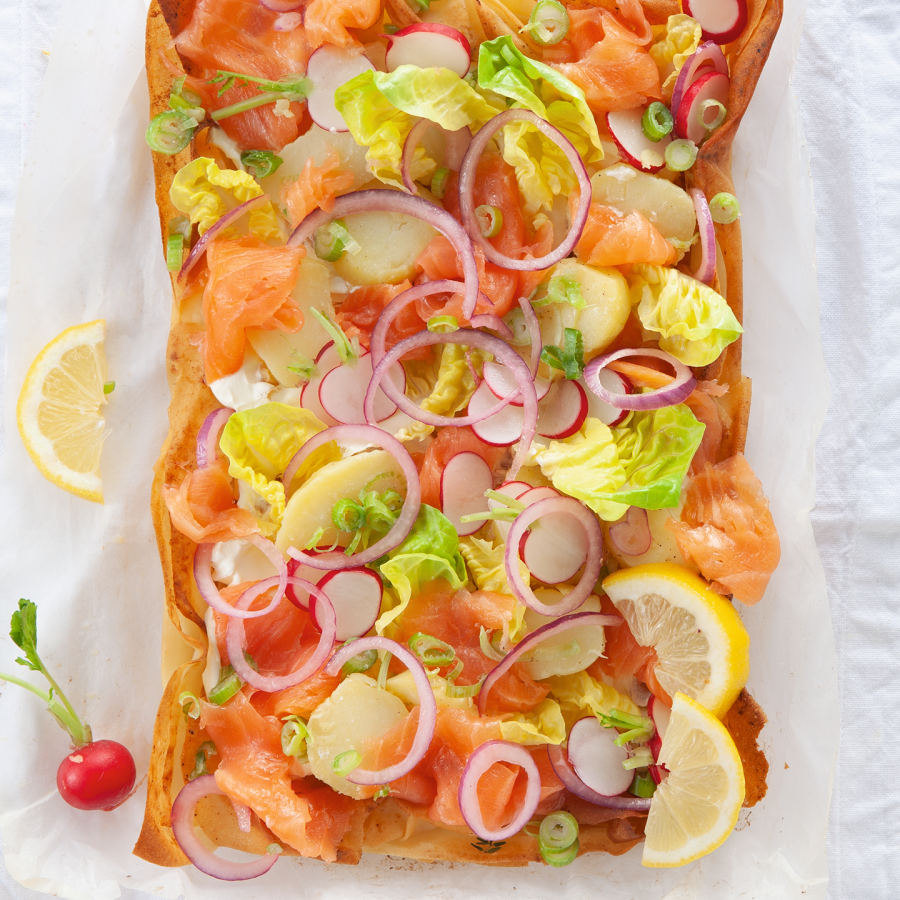 Gerookte zalm, rode ui en radijs op filodeeg