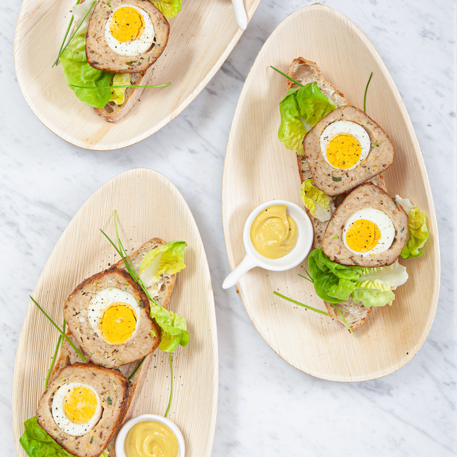 Kipgehakt gevuld met een ei