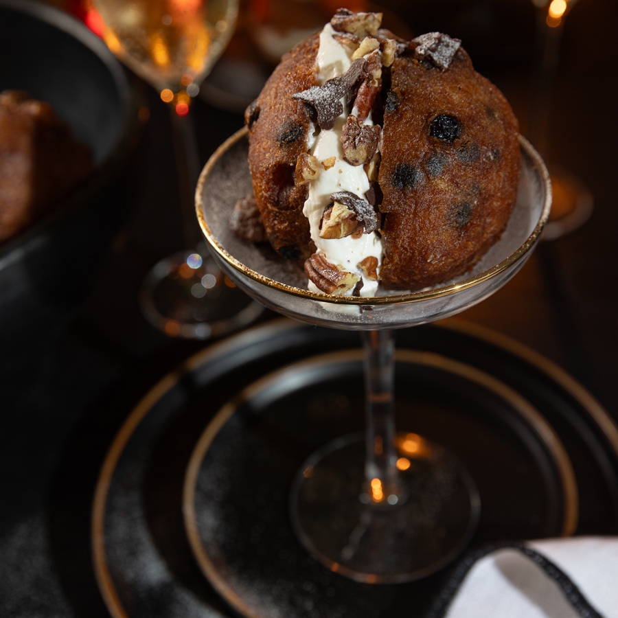 Oliebollen sandwich met hazelnootpasta, slagroom, pecannoten en pure chocolade