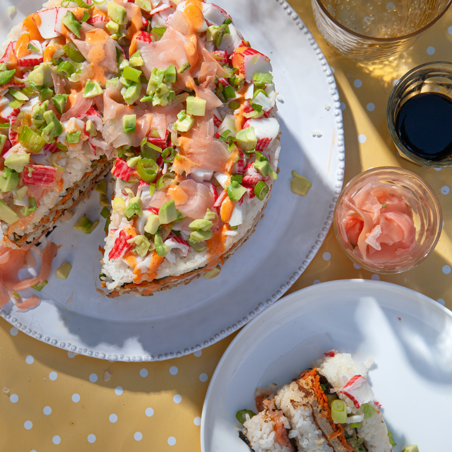 Sushi taart met gerookte zalm en wortel