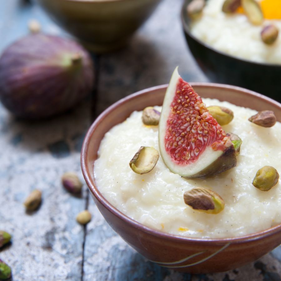 Rijstpudding met fruit en noten
