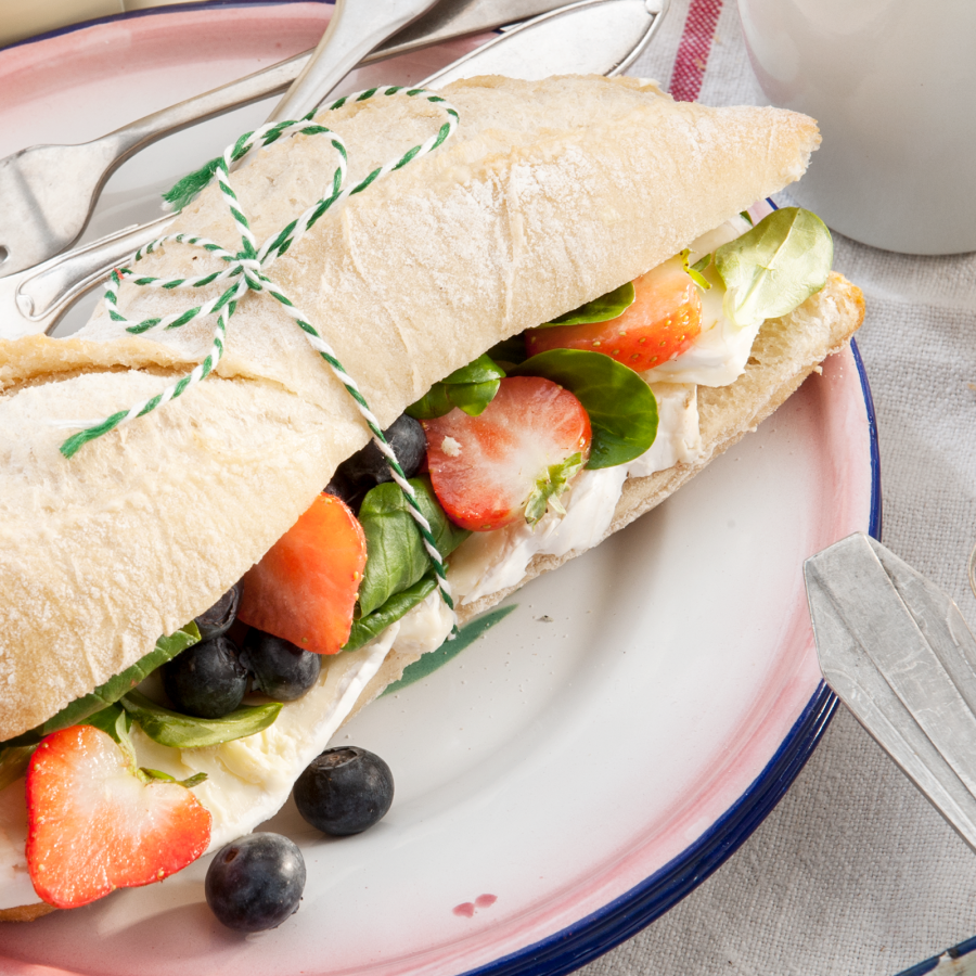 Picknickbroodje met veldsla, brie, bosbessen en aardbei